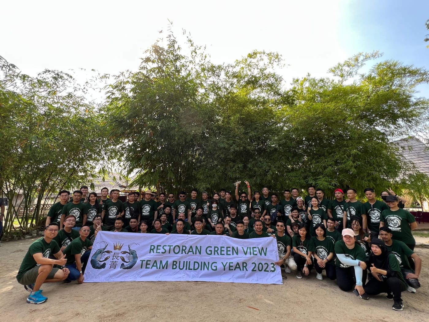 Full team photo with Restoran Green View Team Building 2023 banner
